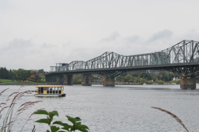 pont Alexandra et aqua taxi Ottawa